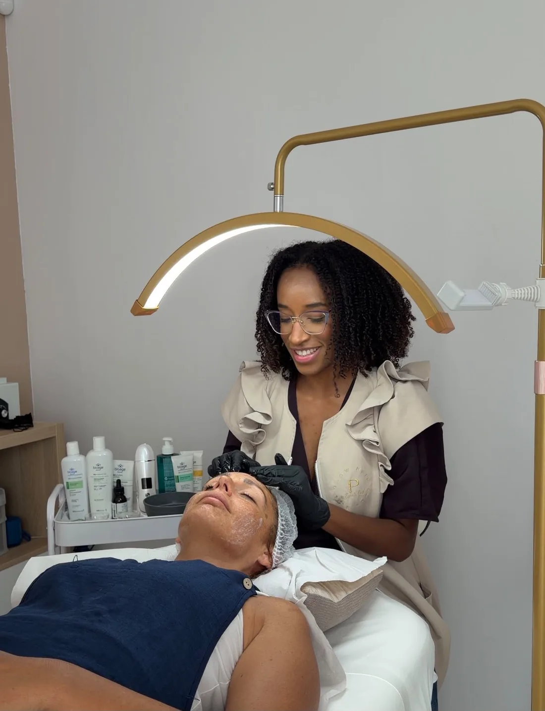 Érica a realizar um cuidado facial na Ryca Beauty